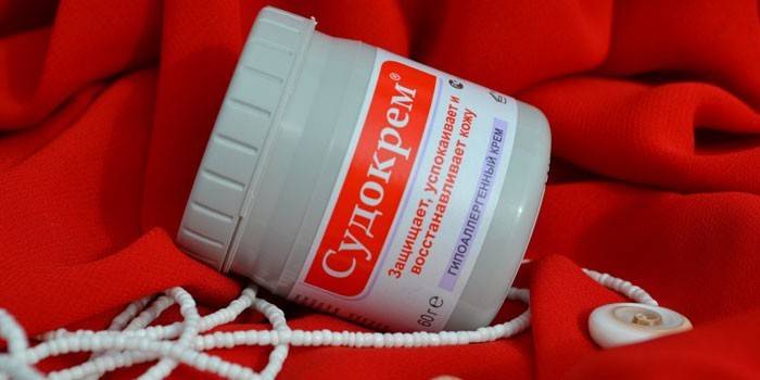 Creme anti-séptico Sudokrem em uma jarra