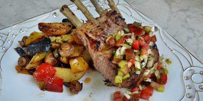 Costillar de cordero con verduras en un plato