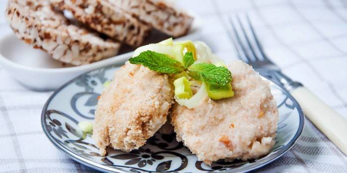 Chuletas de vapor en un plato