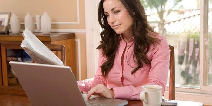 Chica trabaja en una laptop
