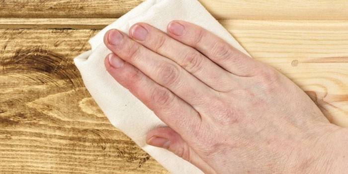 Procesamiento de superficies de madera en el baño.