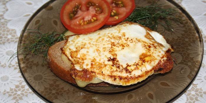 Sándwich de queso y huevo caliente