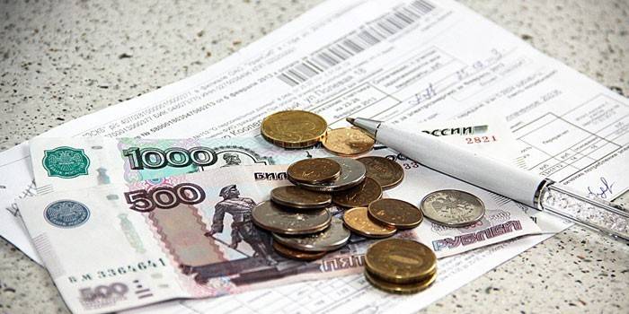 Moedas, notas e caneta