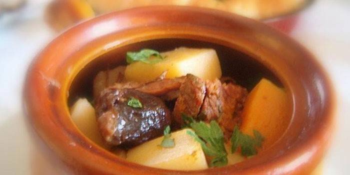 Olla de papas, carne y ciruelas pasas