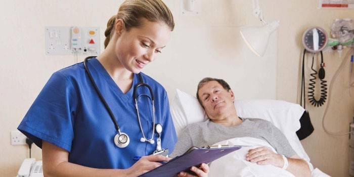 Um homem em uma cama de hospital e um médico