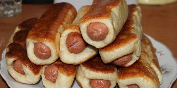 Salchichas fritas en hojaldre