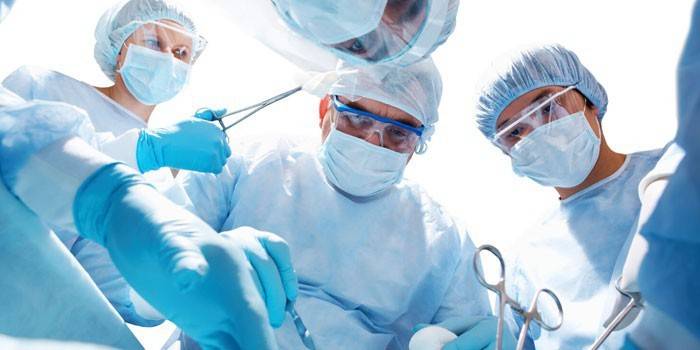 Doctores en la operación