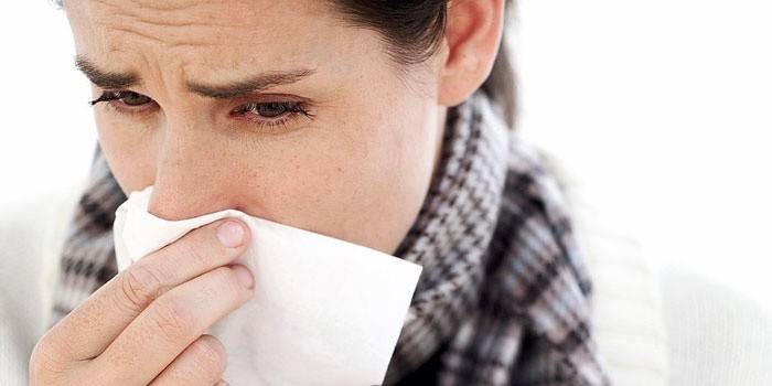 Secreción nasal en una mujer