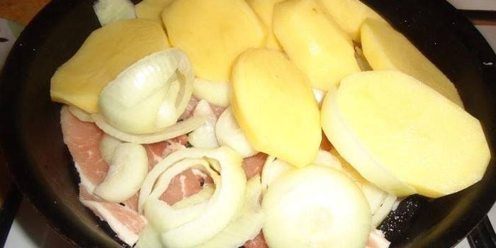 Mäso, cibuľa a zemiaky na panvici