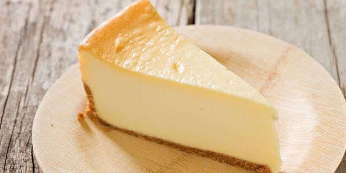 Fatia de cheesecake de dieta em um prato