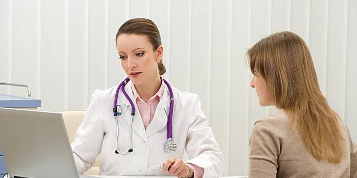 Garota na consulta do médico