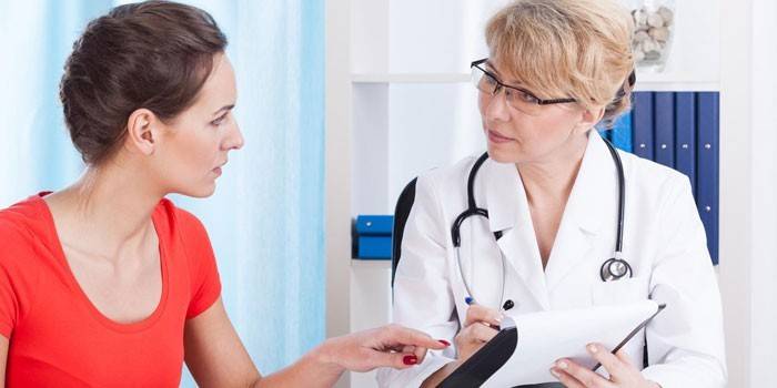 Chica en la cita del doctor