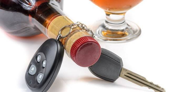 Chave de carro e garrafa de brandy