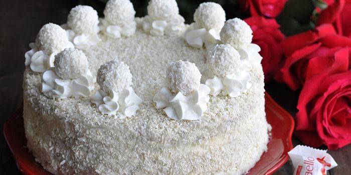 Pastel de coco casero decorado con dulces Raffaello