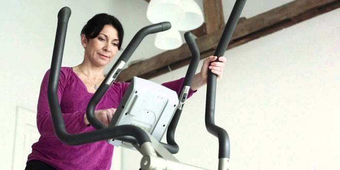 Mulher define programa de exercícios no elipsóide