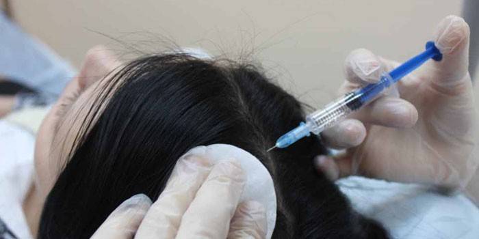 Injeções subcutâneas sob o couro cabeludo são dadas à menina