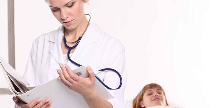 Doktor dziewczyna patrzy w folderze