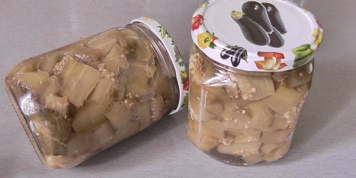 Słoiki z solonymi plasterkami bakłażana