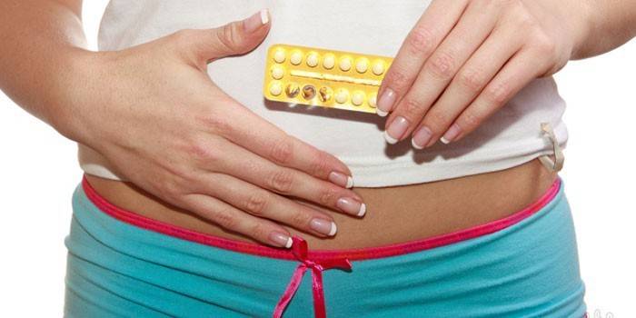 Menina com uma bolha de comprimidos nas mãos