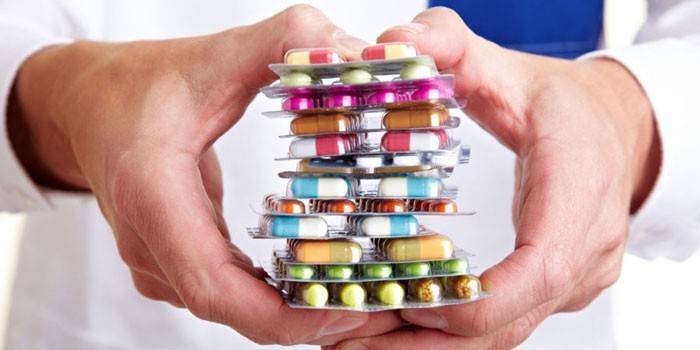 O médico tem um blister com cápsulas
