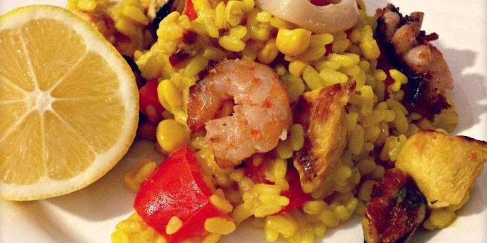 Paella com frango e frutos do mar em um prato