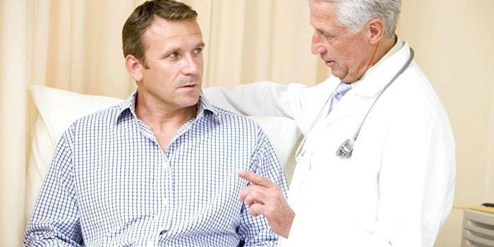 Homem na consulta do médico