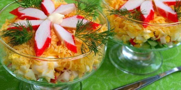 Dos tazones con ensalada de cóctel de palitos de cangrejo