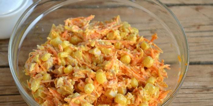 Ensalada de zanahorias coreanas, maíz y muslos de pollo ahumado