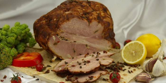 Un trozo de carne de cerdo al horno