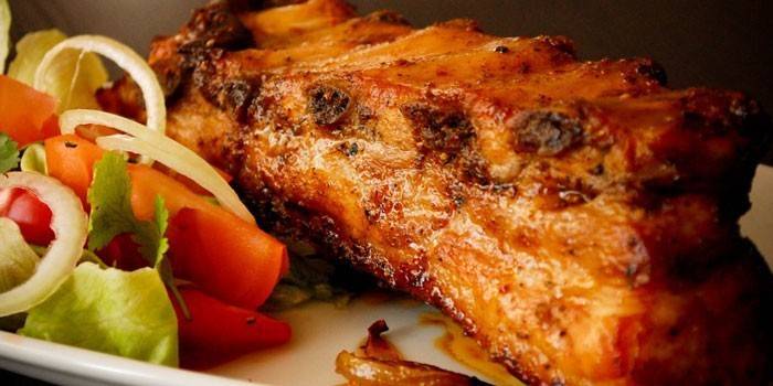 Pieczone żeberka wieprzowe z sałatką
