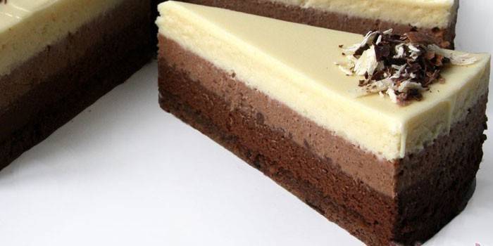 Um pedaço de bolo de mousse