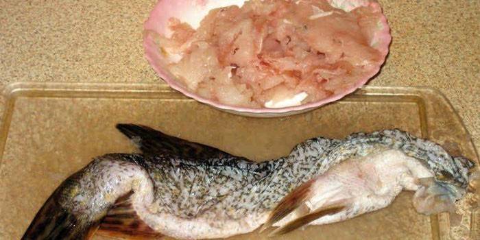 Pike pele em uma placa de corte e carne em um prato