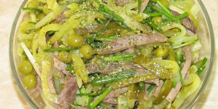 Pronto salada com ervilhas, pepinos e língua cozida