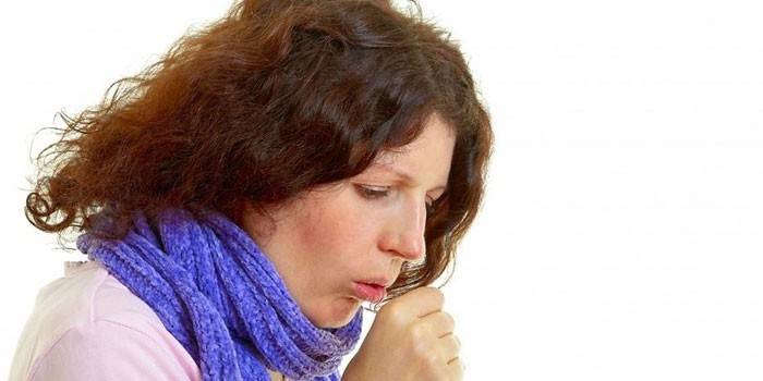 Žena kašľa