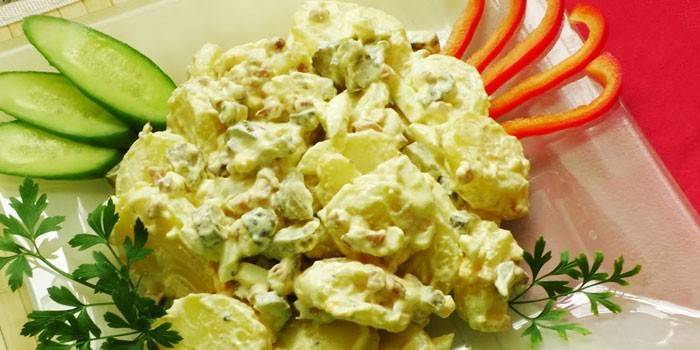 Ensalada clásica alemana con papas