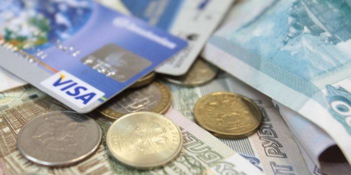 Karta plastikowa, monety i banknoty.