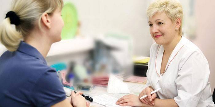Mujer en la cita del doctor