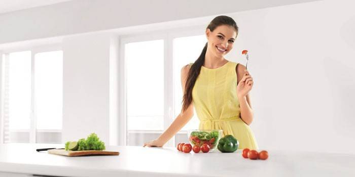 Chica en la cocina