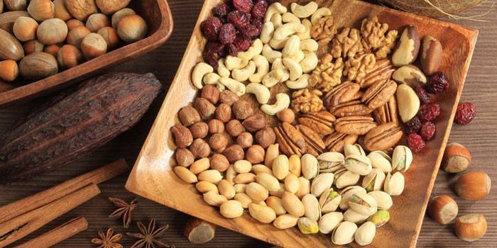 Diferentes variedades de nueces en un plato