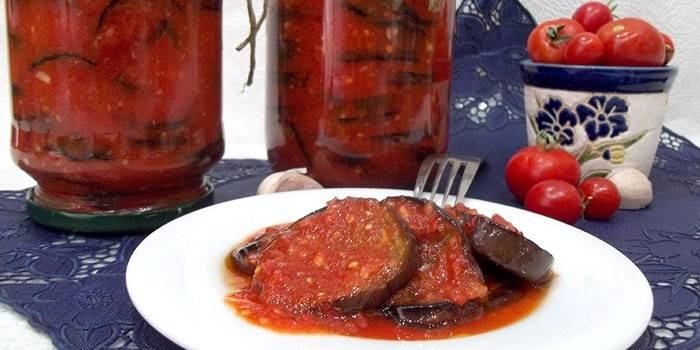 Smażony bakłażan w kółko z sosem Adjika na talerzu i słoikach