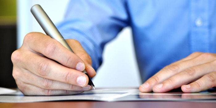 El hombre escribe