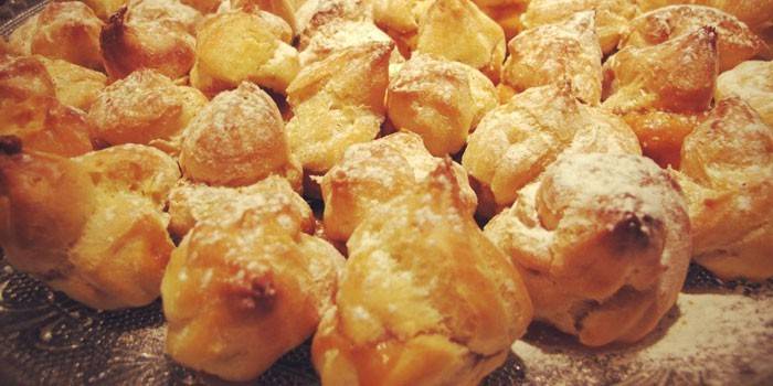 Profiteroly so smotanou z vareného kondenzovaného mlieka a kyslou smotanou