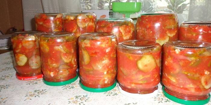 Jarras de lecho com pepinos na mesa