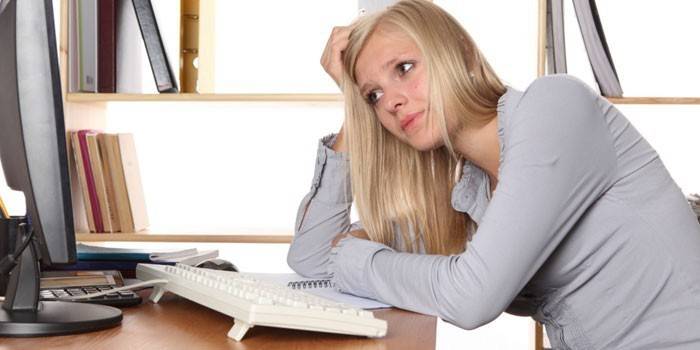 Menina no computador