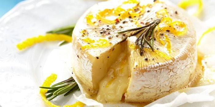 Ser Camembert z skórką pomarańczową na talerzu
