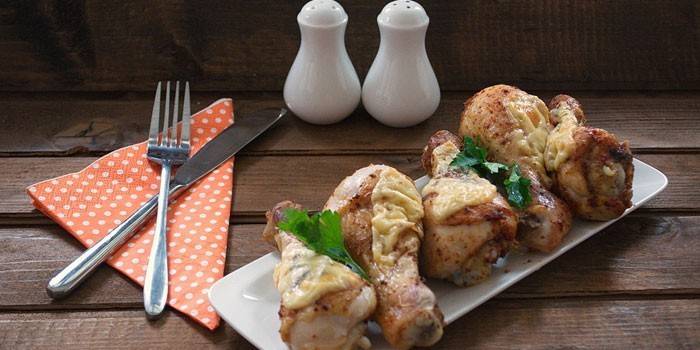 Muslos de pollo al horno en un plato