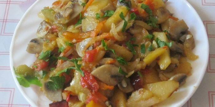 Gulasz z pieczarkami i warzywami w talerzu