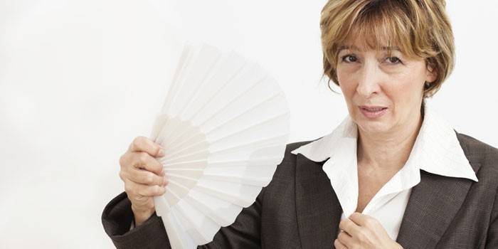 Mujer con un ventilador