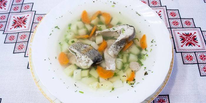 Sopa de peixe truta com batatas em um prato