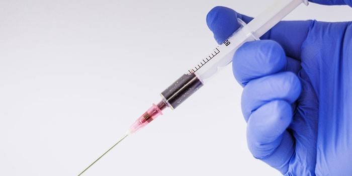 Jeringa médica en mano